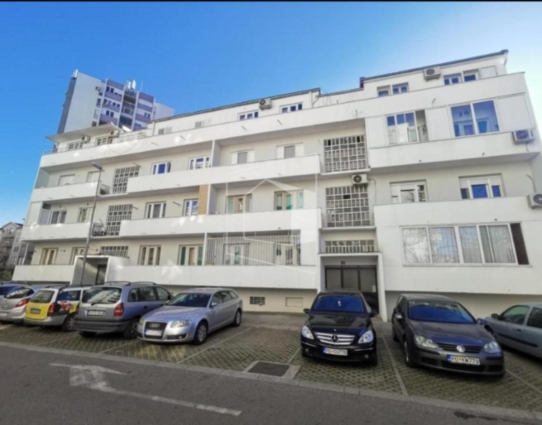 Centre Two Bedrooms Apartment بودغوريتْسا المظهر الخارجي الصورة